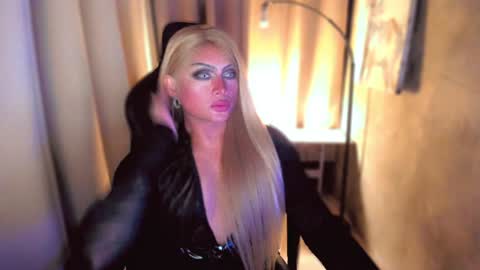 Snapshot of queenarthalia chatting on December 10, 2024, 6:28 pm ARTHA online show from December 10, 2024, 6:28 pm