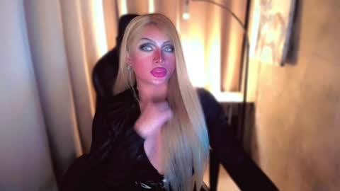 Snapshot of queenarthalia chatting on December 15, 2024, 5:42 pm ARTHA online show from December 15, 2024, 5:42 pm