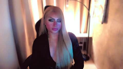 Snapshot of queenarthalia chatting on December 15, 2024, 8:47 pm ARTHA online show from December 15, 2024, 8:47 pm