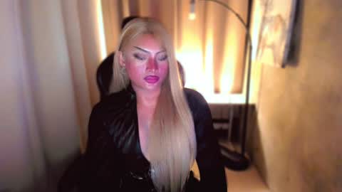 Snapshot of queenarthalia chatting on December 17, 2024, 7:15 pm ARTHA online show from December 17, 2024, 7:15 pm