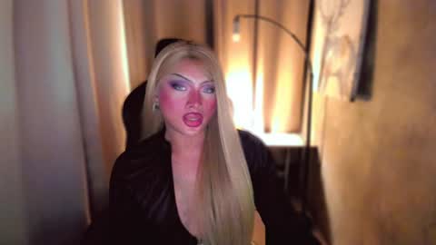 Snapshot of queenarthalia chatting on December 19, 2024, 5:18 pm ARTHA online show from December 19, 2024, 5:18 pm