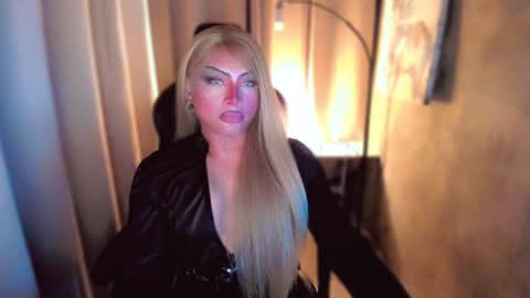 Snapshot of queenarthalia chatting on January 4, 2025, 4:32 pm ARTHA online show from January 4, 2025, 4:32 pm