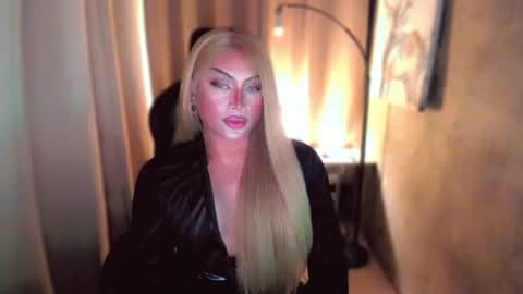 Snapshot of queenarthalia chatting on January 11, 2025, 10:07 pm ARTHA online show from January 11, 2025, 10:07 pm