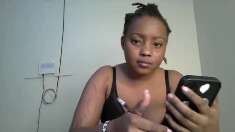 Snapshot of queenbeiby05 chatting on October 22, 2025, 6:07 pm queen online show from October 22, 2025, 6:07 pm