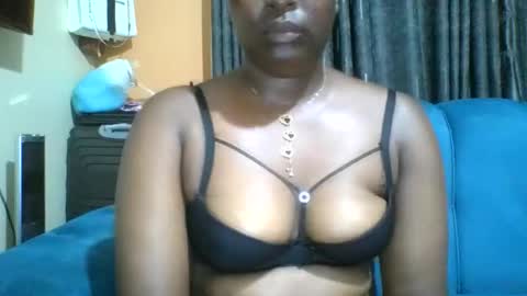 queenbella780 online show from May 15, 2026, 3:57 am