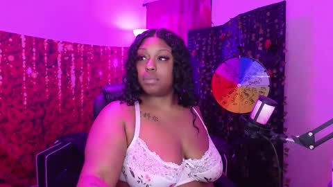 Snapshot of queencroze chatting on February 11, 2026, 5:18 pm Queen Cherise Roze online show from February 11, 2026, 5:18 pm