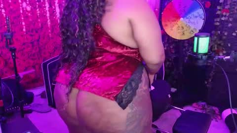 Snapshot of queencroze chatting on March 11, 2026, 5:19 pm Queen Cherise Roze online show from March 11, 2026, 5:19 pm