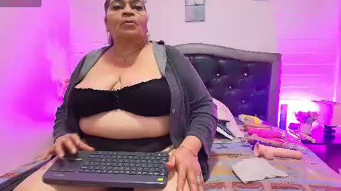 Snapshot of queenmature chatting on June 25, 2026, 12:31 pm VickyBoobss online show from June 25, 2026, 12:31 pm