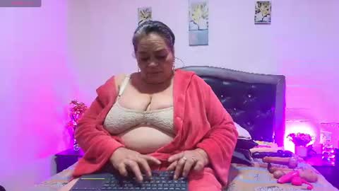 Snapshot of queenmature chatting on July 18, 2026, 1:43 am VickyBoobss online show from July 18, 2026, 1:43 am