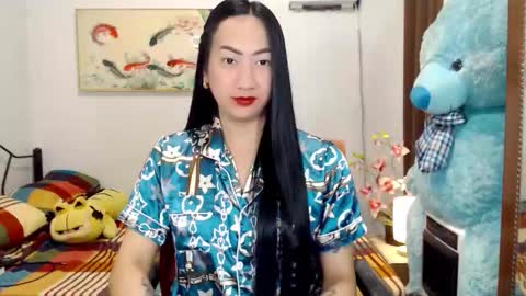 QUEEN online show from December 14, 2025, 6:45 pm