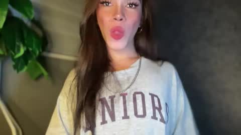 Snapshot of queenn_xxx chatting on November 29, 2025, 10:29 am QUEEN online show from November 29, 2025, 10:29 am