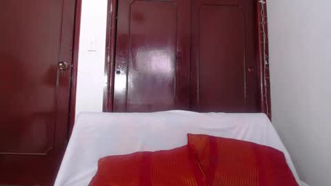 Snapshot of queenpink777 chatting on October 23, 2025, 7:01 pm Rose online show from October 23, 2025, 7:01 pm