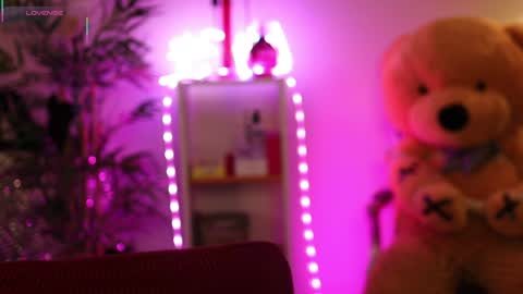 Nova Hollis online show from April 5, 2026, 4:42 am