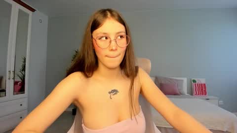 Snapshot of qwoopa chatting on October 11, 2025, 9:08 am Leya online show from October 11, 2025, 9:08 am