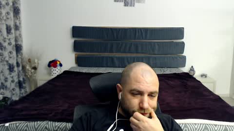 Snapshot of r0bila chatting on January 29, 2025, 8:35 pm R0bila online show from January 29, 2025, 8:35 pm