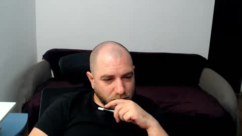 Snapshot of r0bila chatting on October 17, 2025, 7:05 pm R0bila online show from October 17, 2025, 7:05 pm