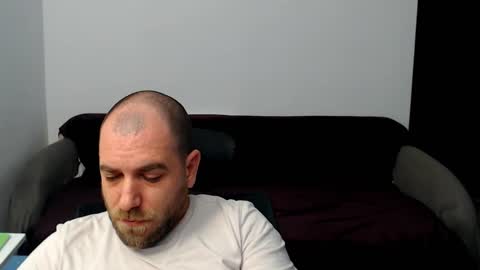 Snapshot of r0bila chatting on October 28, 2025, 12:25 am R0bila online show from October 28, 2025, 12:25 am