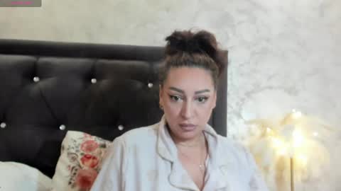 Snapshot of raelledarkstar chatting on April 24, 2026, 8:50 am raelledarkstar online show from April 24, 2026, 8:50 am