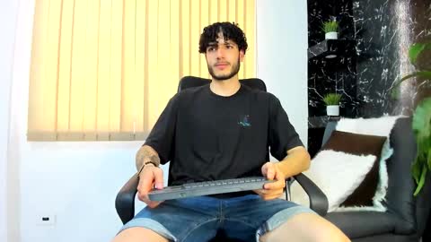 Snapshot of rafael_mendez chatting on November 7, 2025, 9:04 pm R A F A E L online show from November 7, 2025, 9:04 pm