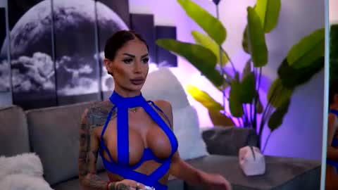 Snapshot of raquellevon chatting on October 27, 2025, 9:35 am Raquelle online show from October 27, 2025, 9:35 am