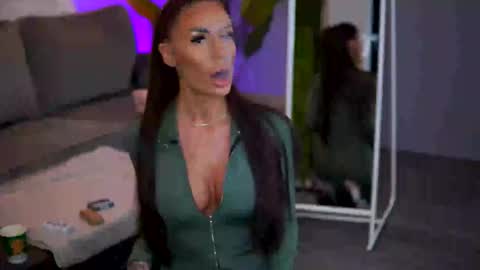 Raquelle online show from December 22, 2025, 9:39 am