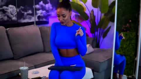 Snapshot of raquellevon chatting on February 6, 2026, 10:29 am Raquelle online show from February 6, 2026, 10:29 am