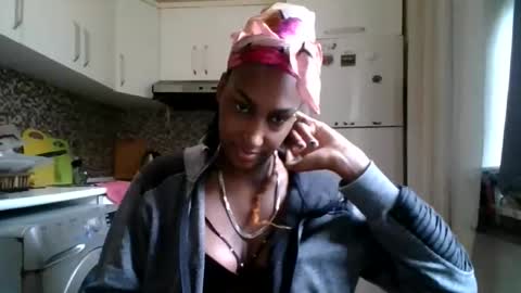 Snapshot of ravenbby chatting on April 18, 2026, 9:13 am ravenbby online show from April 18, 2026, 9:13 am