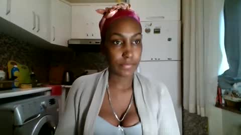 Snapshot of ravenbby chatting on April 19, 2026, 8:46 am ravenbby online show from April 19, 2026, 8:46 am