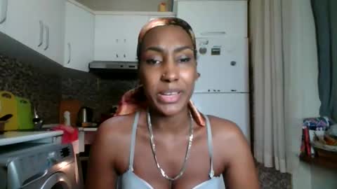 Snapshot of ravenbby chatting on April 21, 2026, 8:44 pm ravenbby online show from April 21, 2026, 8:44 pm