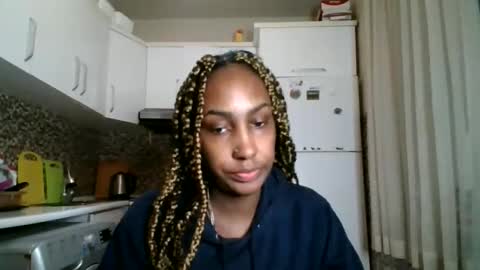 Snapshot of ravenbby chatting on May 11, 2026, 8:28 pm ravenbby online show from May 11, 2026, 8:28 pm