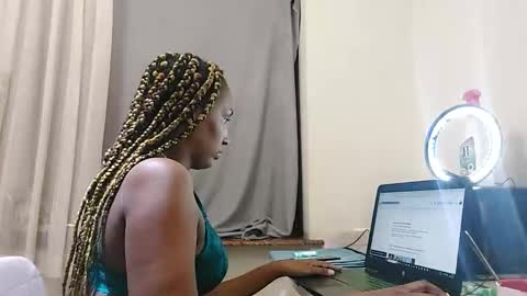 Snapshot of ravenbby chatting on May 14, 2026, 4:47 pm ravenbby online show from May 14, 2026, 4:47 pm