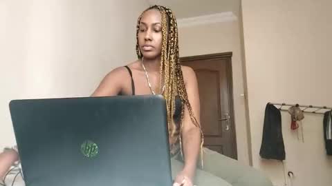 Snapshot of ravenbby chatting on May 18, 2026, 2:12 pm ravenbby online show from May 18, 2026, 2:12 pm