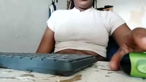 Snapshot of ravenbby chatting on June 15, 2026, 4:31 pm ravenbby online show from June 15, 2026, 4:31 pm