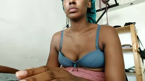 Snapshot of ravenbby chatting on July 7, 2026, 3:27 pm ravenbby online show from July 7, 2026, 3:27 pm
