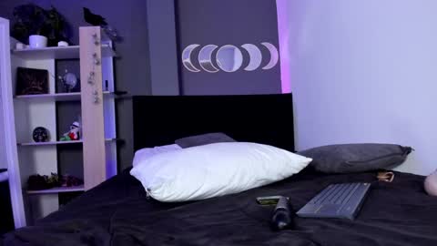 Snapshot of ravenwitch_ chatting on January 19, 2025, 3:39 am Raven Witch online show from January 19, 2025, 3:39 am