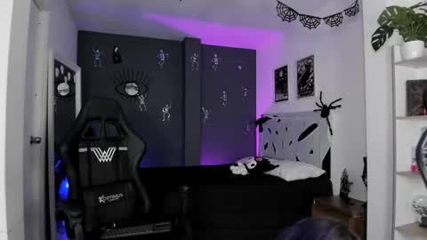 Snapshot of ravenwitch_ chatting on November 18, 2025, 9:52 pm Raven Witch online show from November 18, 2025, 9:52 pm