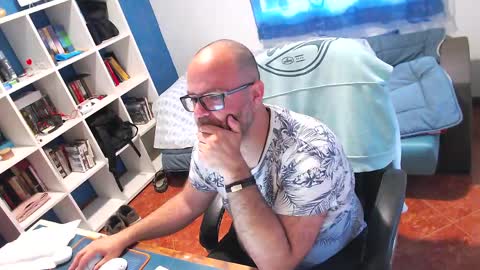 ravingr3d3 online show from April 15, 2026, 8:10 am