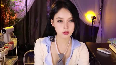 reaowna___ online show from November 11, 2025, 2:50 pm