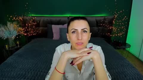 rebecca_diamonds online show from March 3, 2025, 3:42 pm