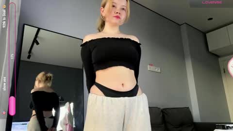 Snapshot of rebeccaniksoon chatting on September 26, 2025, 4:05 am Rebecca Nikson online show from September 26, 2025, 4:05 am