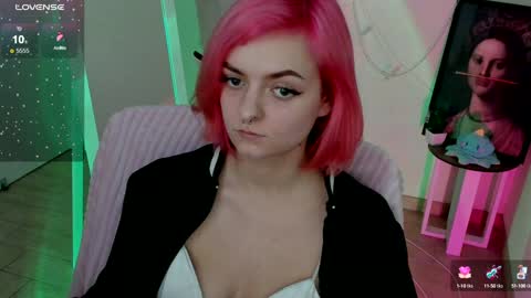 Snapshot of red_bestie_ chatting on February 5, 2025, 4:03 pm Bestie online show from February 5, 2025, 4:03 pm