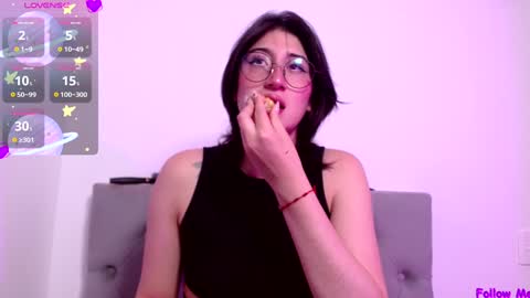 Snapshot of red_moonn chatting on December 21, 2024, 5:51 pm IG OF red moonn online show from December 21, 2024, 5:51 pm