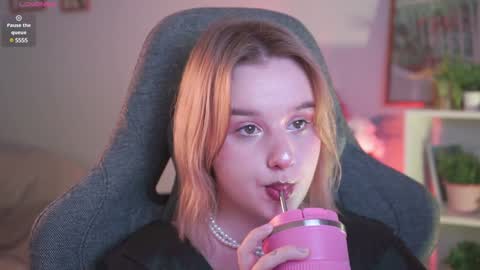 Snapshot of red_queeen chatting on December 17, 2024, 12:45 am QUEEN OF EVIL online show from December 17, 2024, 12:45 am