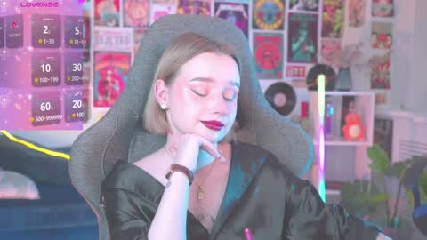 Snapshot of red_queeen chatting on January 23, 2025, 12:35 am QUEEN OF EVIL online show from January 23, 2025, 12:35 am