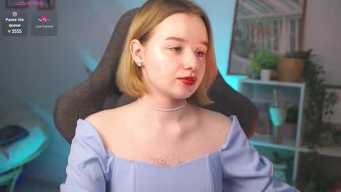 Snapshot of red_queeen chatting on March 12, 2025, 2:30 am QUEEN OF EVIL online show from March 12, 2025, 2:30 am