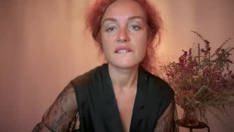 Snapshot of reddgirll chatting on October 11, 2025, 9:35 pm reddgirll online show from October 11, 2025, 9:35 pm