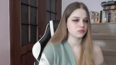 Snapshot of redhead_rabbit chatting on January 17, 2025, 2:29 am Lily online show from January 17, 2025, 2:29 am