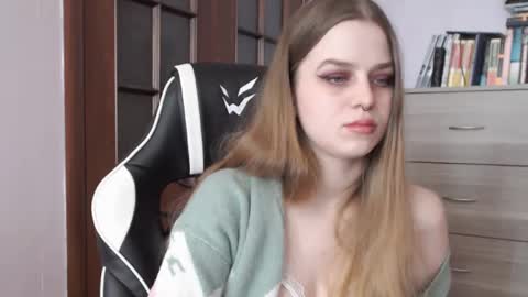 Snapshot of redhead_rabbit chatting on March 5, 2025, 5:29 am Lily online show from March 5, 2025, 5:29 am