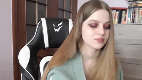 Snapshot of redhead_rabbit chatting on March 10, 2025, 5:54 am Lily online show from March 10, 2025, 5:54 am