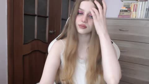 Snapshot of redhead_rabbit chatting on September 26, 2025, 1:42 am Lily online show from September 26, 2025, 1:42 am